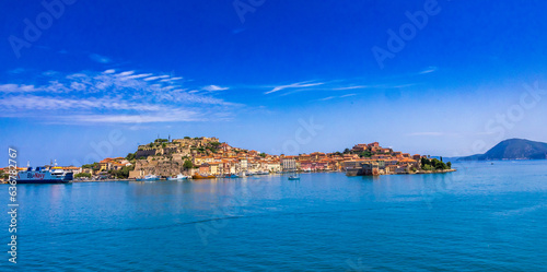 Sommerliche Küstenlandschaft an der Insel Elba in Italien, mit Blick auf die Hauptstadt, Portoferraio