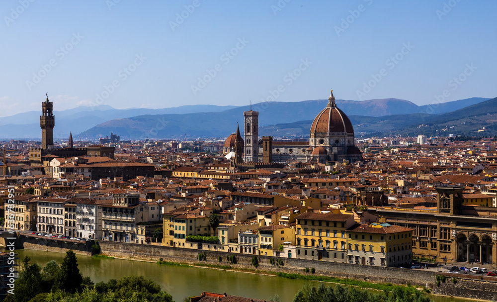 Sommerlicher Städtetrip in Florenz (Toscana, Italien) mit der weltberühmten Wahrzeichen, der Kathedrale von Florenz