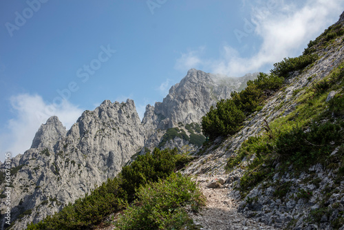 Hiking trail to the middle Karwendel pit and to the mountain station of the Karwendel cable car. © Salvati Photography