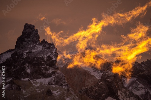 Canvas Print Mesmerizing flaming sunrise in the sky over the rocky mountains