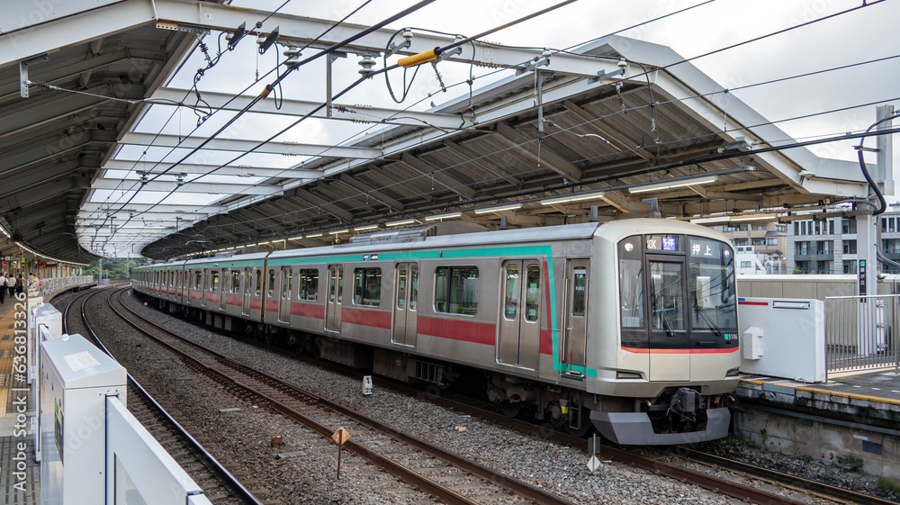 駅に停車中の電車