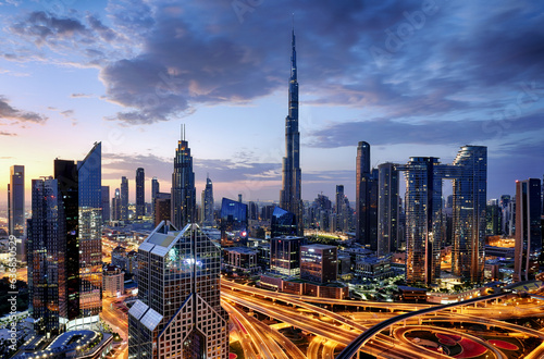 Foto Dubai modern skyline  architecture by night with illuminated skyscrapers, United