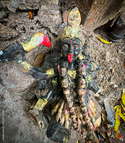 Fotografia an old sculpture of indian goddess kali mata