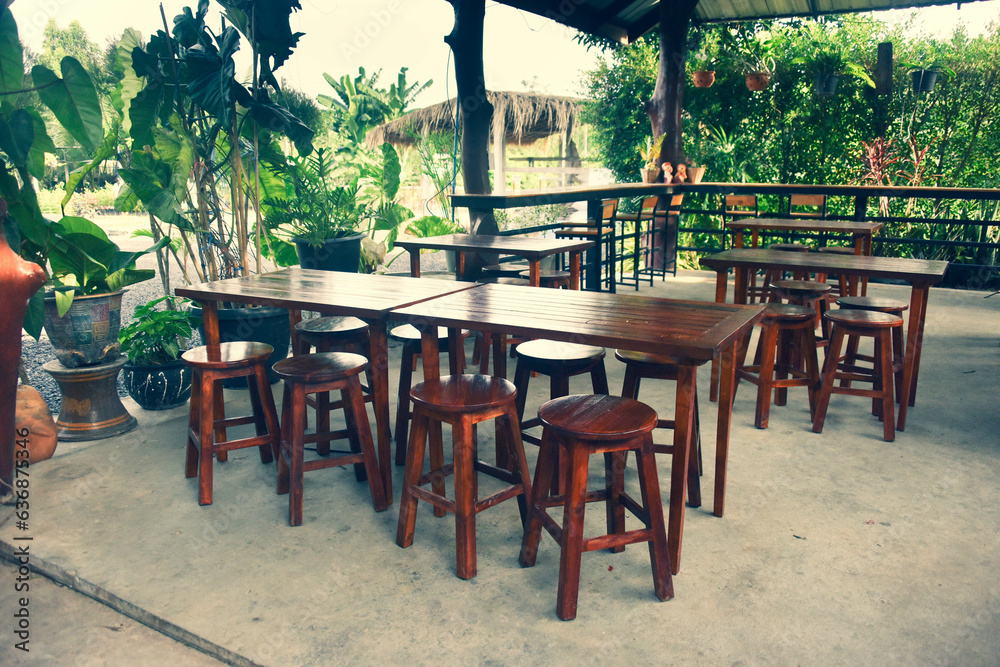 The wooden tables in front of the coffee shop and iron tables have soft cushions.
