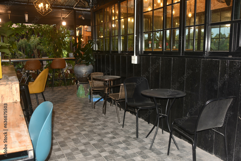 The wooden tables in front of the coffee shop and iron tables have soft cushions.