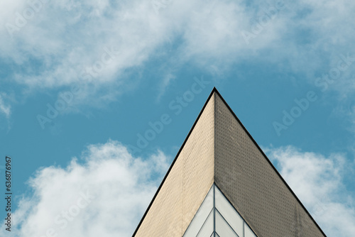 Eine Gebäudeecke ragt in den blauen Himmel hinein