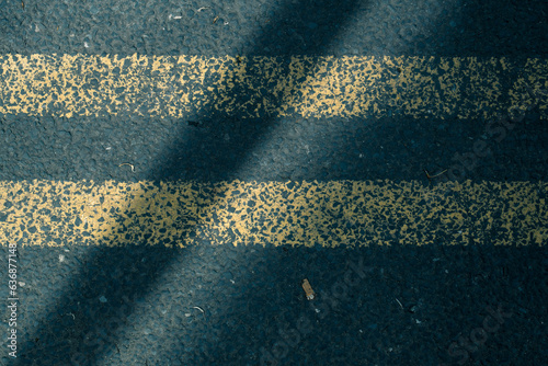 Die zwei gelben Linien einer Fahrbahnmarkierung in England