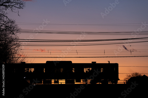 夕焼けを走る電車