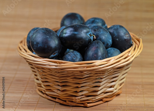 Wallpaper Mural Reife Hauspflaumen im Korb Torontodigital.ca