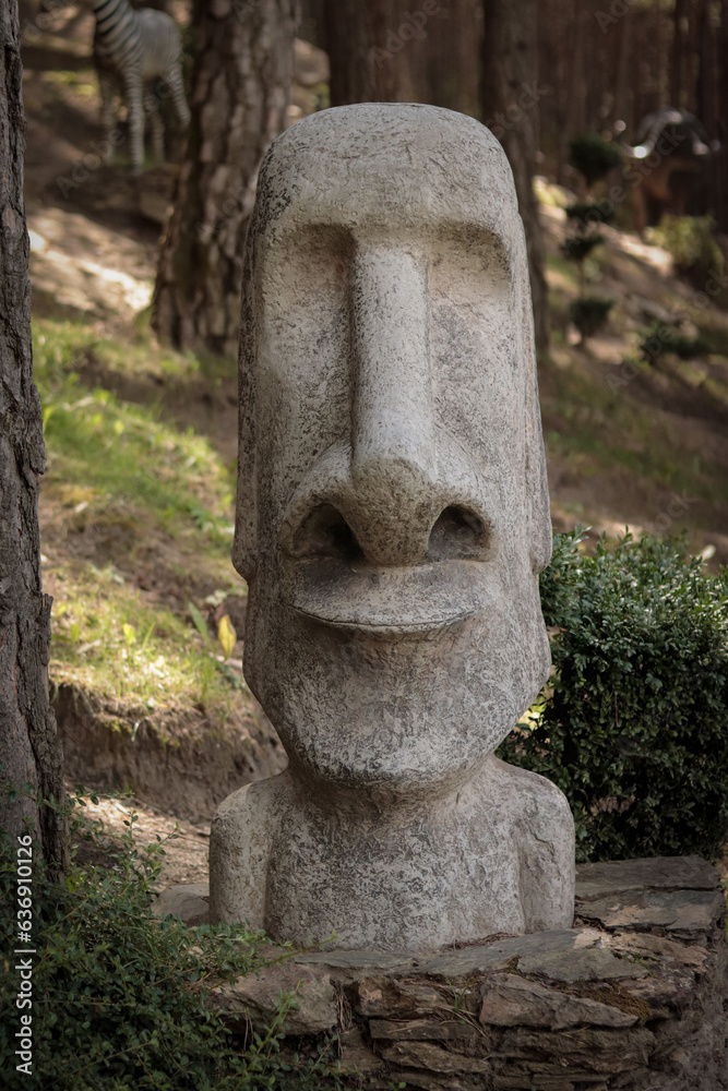 Estatua de la Isla de Pascua en el bosque Estatua de la Isla de Pascua en el bosque