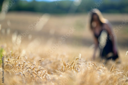 Bella donna posa nel grano biologico di montagna photo