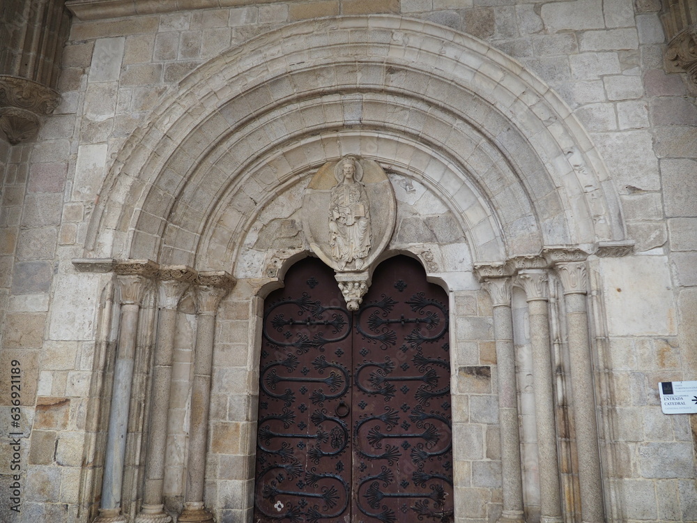 puerta norte de la catedral de santa maría de lugo, estilo románico, tres arquivoltas y guardapolvo formado por arcos ojivales, pantocrátor sedente en mandorla, pinjante con escenas de la última cena.
