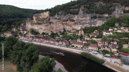 Panoramique Drone La Roque Gageac avec une Gabare sur la Dordogne dans le Périgord photo