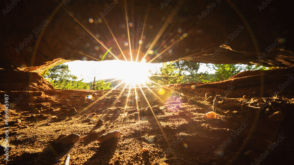 Obraz premium sun rays through a rock in the Palatinate Forest 