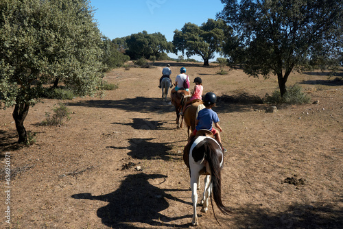 En verano paseo a caballo por una Dehesa Extremeña cerca de la ciudad de Cáceres (España)