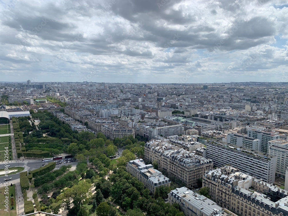 Vue sur la ville de Paris depuis le deuxième étage de la Tour Eiffel