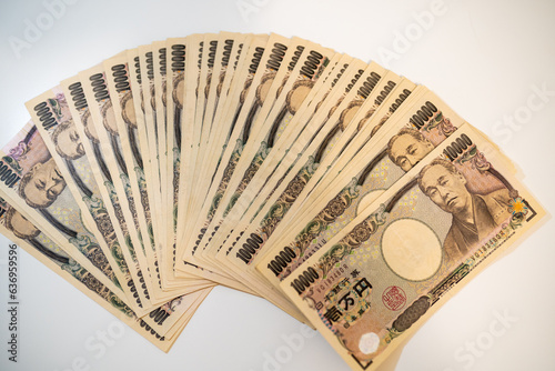 日本の1万円札を広げる