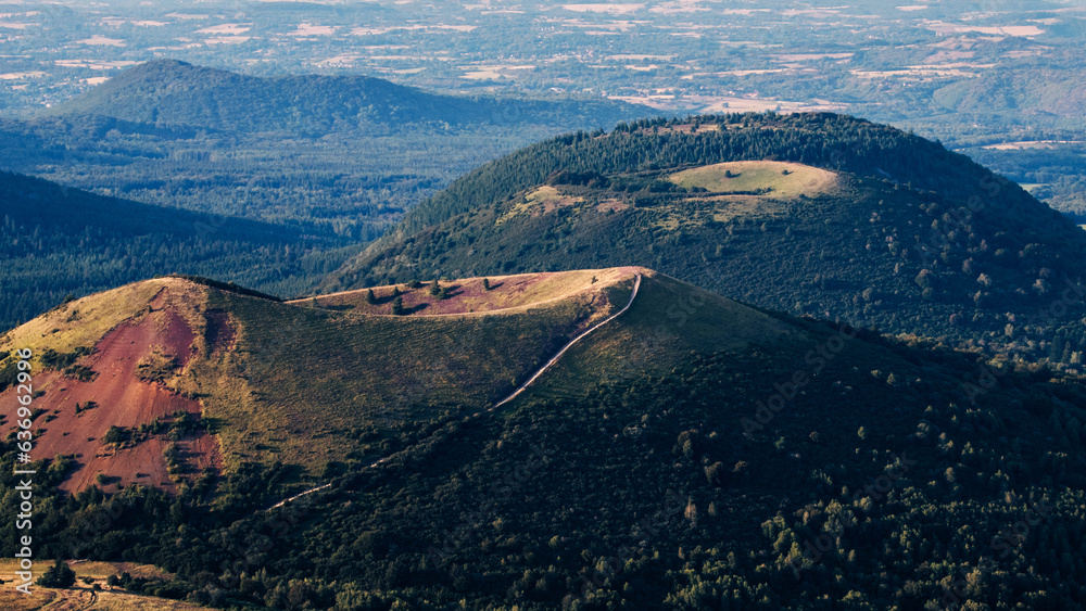 Vue sur le puy Pariou et à l'arrière le puy des Goules (Puy de Dôme, Auvergne)