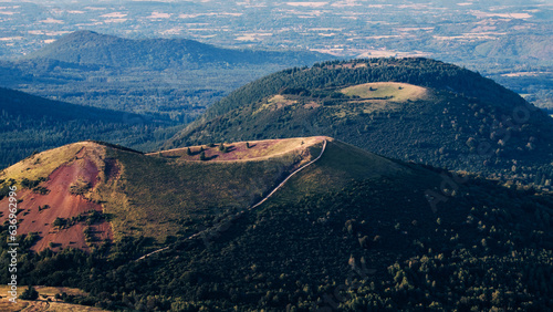 Obraz na płótnie Vue sur le puy Pariou et à l'arrière le puy des Goules (Puy de Dôme, Auvergne) w salonie
