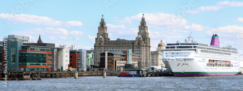 Foto Panoramic skyline shot of Liverpool Pier Head waterfront with a big cruise ship