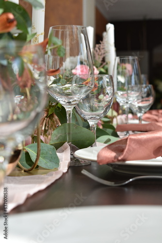 Tischdekoration-Hochzeit-Feier-Blumen