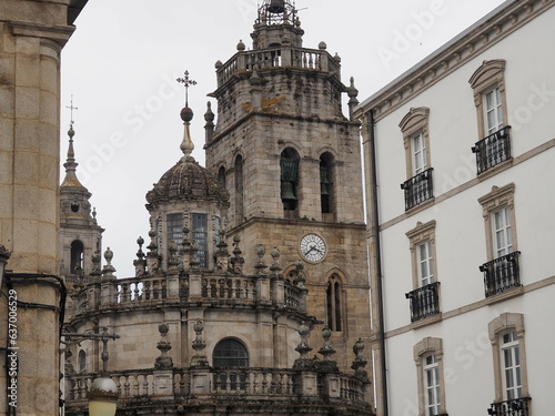 fachada posterior de la catedral de santa maría de lugo, estilo románico, a la derecha el campanario viejo de estilo gótico, galicia, españa, europa 