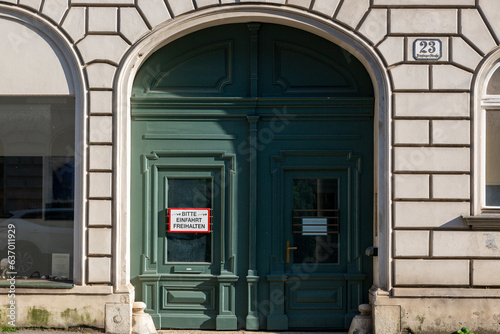 Entrance door to the house with the inscription in German "Please, entrance is free" © i_valentin