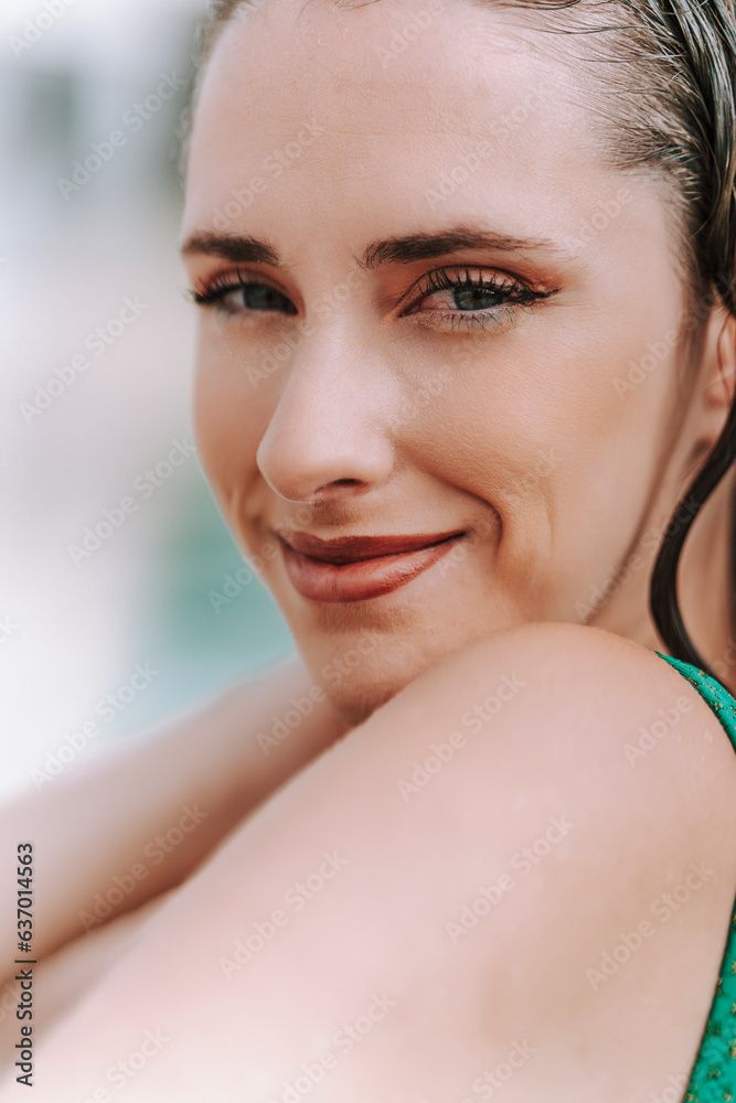 Chica joven delgada posando en piscina de hotel de vacaciones en traje de baño