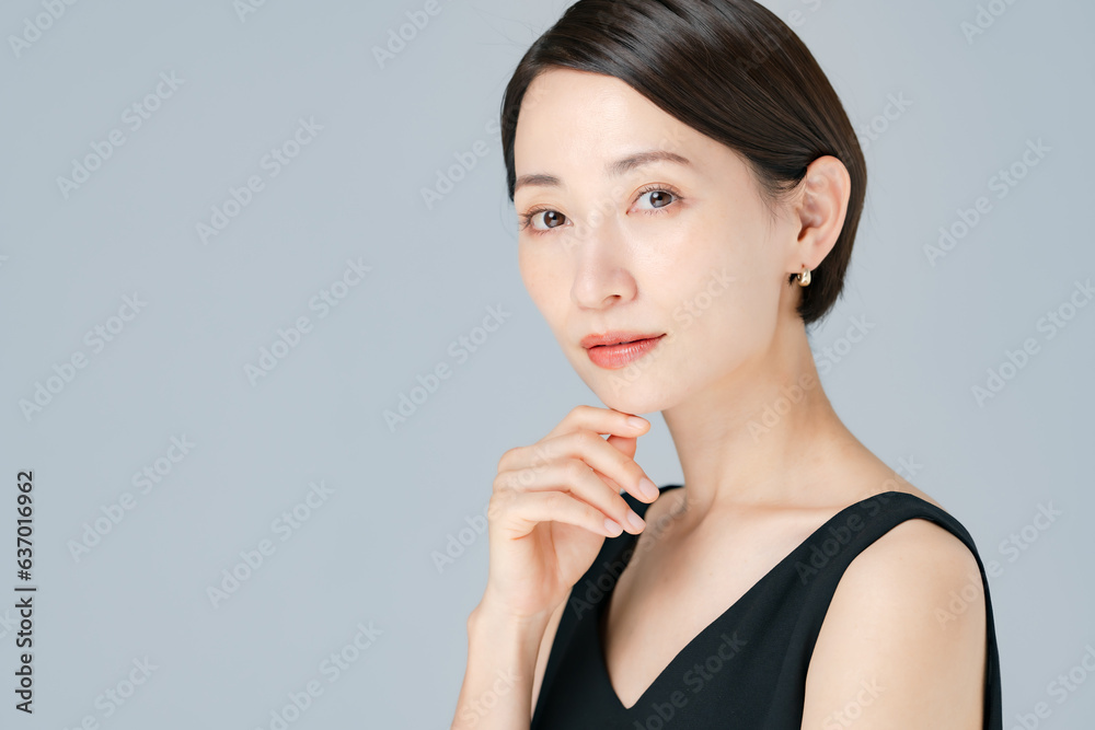 顔に手を当てる女性 Stock Photo | Adobe Stock