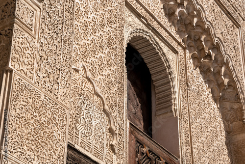 Fotografia Traditional oriental facade at the courtyard of madrasa Bou Inaniya in the medin
