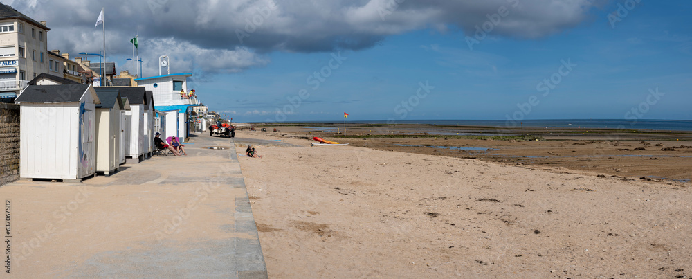 Φωτογραφία Langrune-Sur-Mer, France - 07 26 2023:  View of a cloudy rainy sky, the seawall, beach cabins and people above the sea from the beach