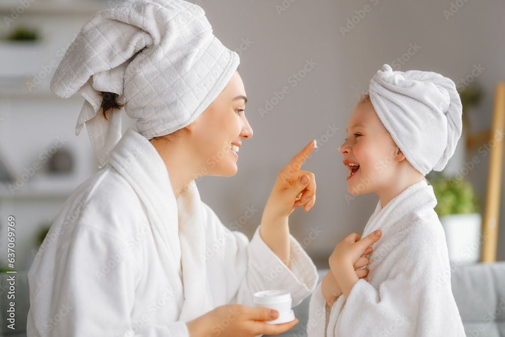 Obraz na plátně Mother and daughter after a bath