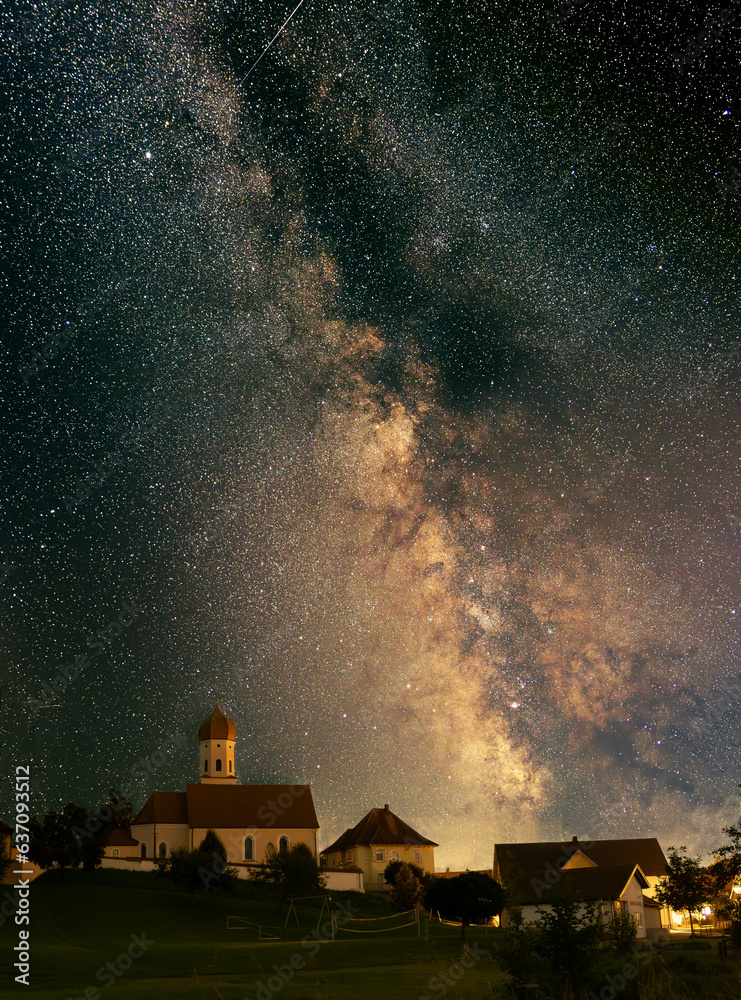 Die Milchstrasse im August im Süden Deutschland erhebt sich über einer Kirche