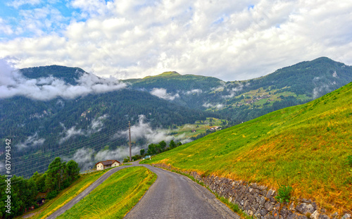 Feldweg in Vaz/Obervaz, Graubünden (Schweiz)