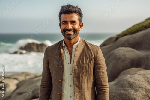 Group portrait of an Indian man in his 30s in a beach  © Eber Braun