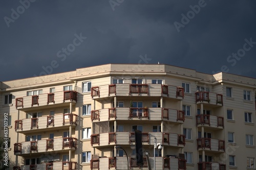 Fototapeta Naklejka Na Ścianę i Meble -  Ciemne chmury nad blokiem mieszkalnym