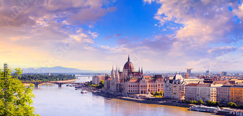 Obraz na płótnie City summer landscape at sunset - top view of the historical center of Budapest with the Danube river, Hungary w salonie
