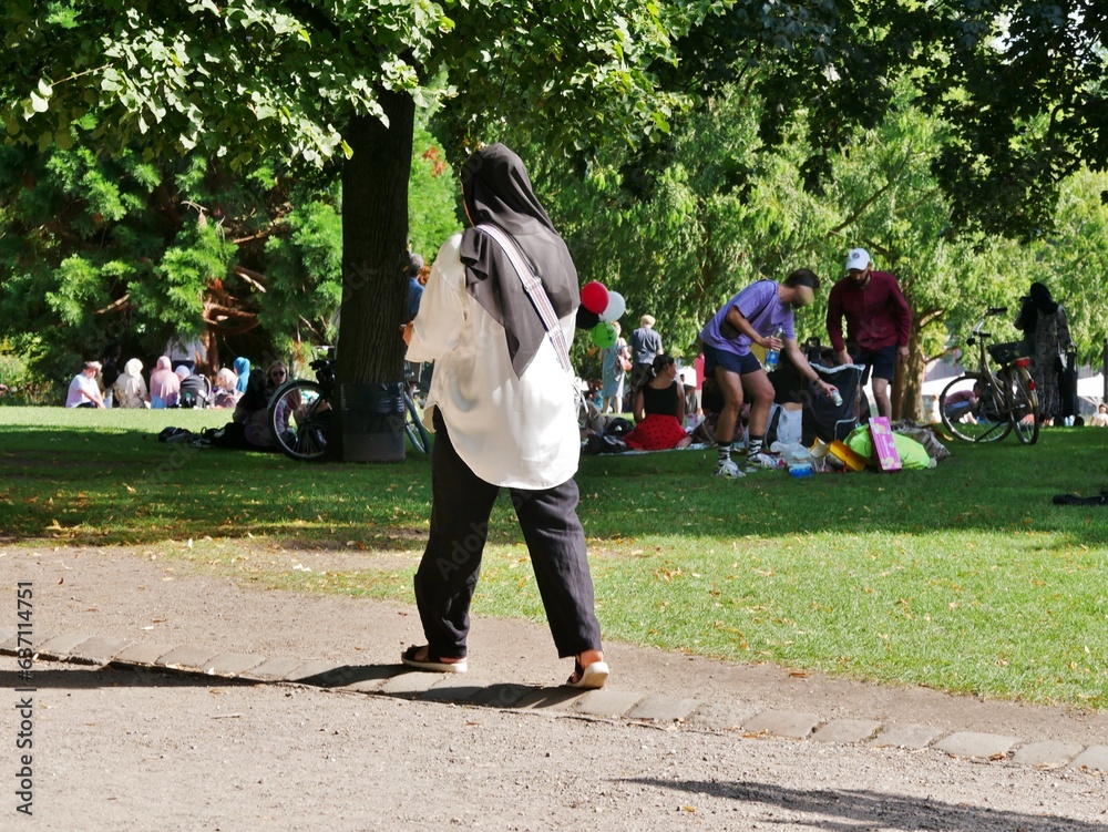 Muslima geht durch den Park Muslima geht durch den Park