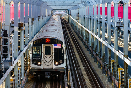 Obraz na płótnie Subway train traveling on tracks across the Williamsburg Bridge from Brooklyn to Manhattan in New York City NYC w salonie