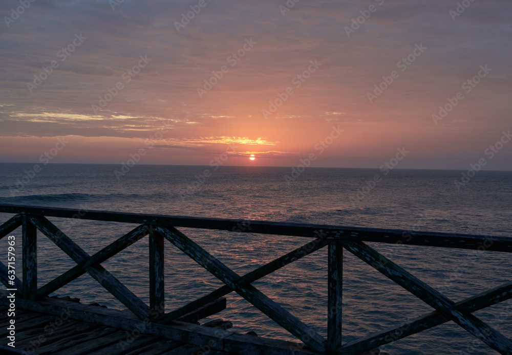Obraz premium Beautiful sunset above Pimentel Pier, you can see the sun setting.