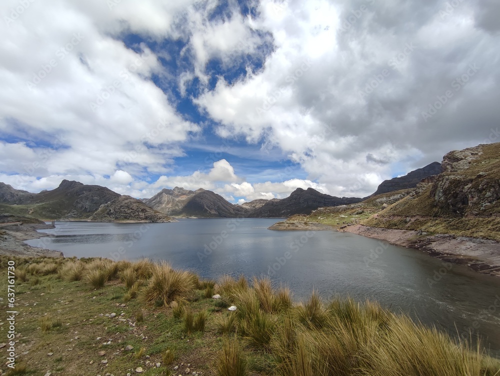 Laguna Marcapomacocha, enmarcado por majestuosas montañas y el vasto cielo, capturando la belleza natural, Junín - Perú	