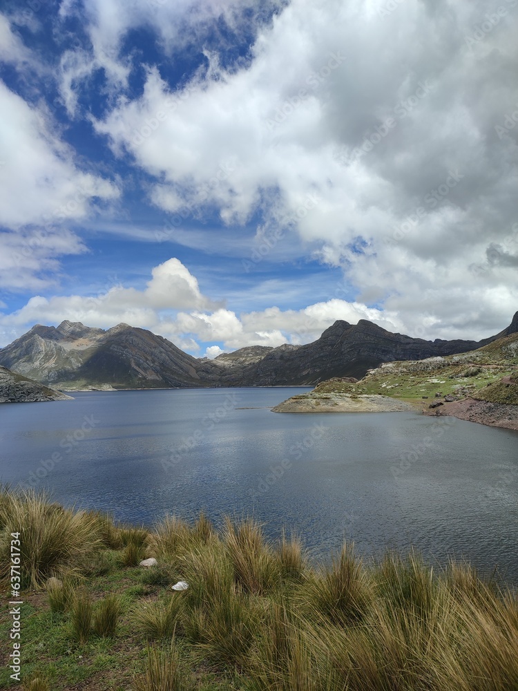 Laguna Marcapomacocha, enmarcado por majestuosas montañas y el vasto cielo, capturando la belleza natural, Junín - Perú