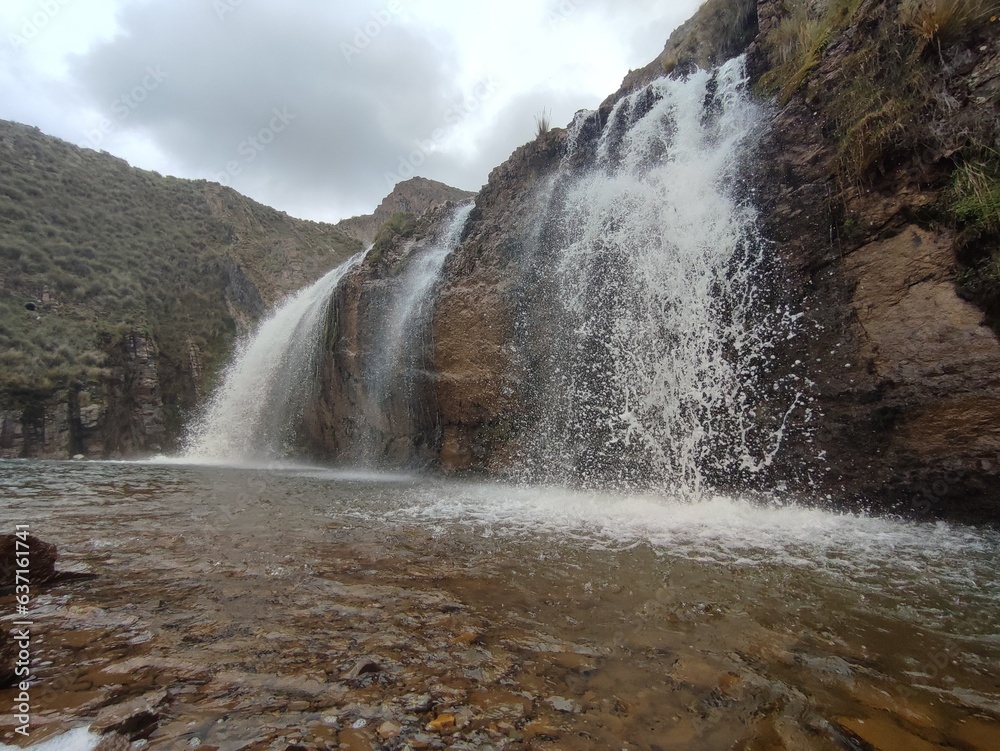 Cascada de Carispaccha, agua fluye con gracia y poder, creando una vista asombrosa llena de energía y belleza, Junín - Perú Cascada de Carispaccha, agua fluye con gracia y poder, creando una vista asombrosa llena de energía y belleza, Junín - Perú