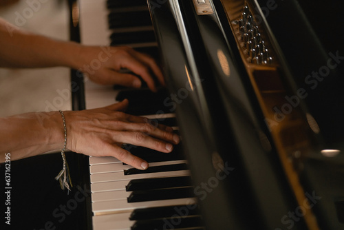Foto The keyboard of a very old abandoned piano is covered with dust, some keys have dropped, some are absent