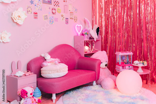 ぬいぐるみやおもちゃでいっぱいの可愛いピンクの部屋 photo