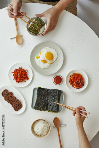 곱창김을 반찬으로 커플이 함께 밥을 먹는 한국의 식탁
