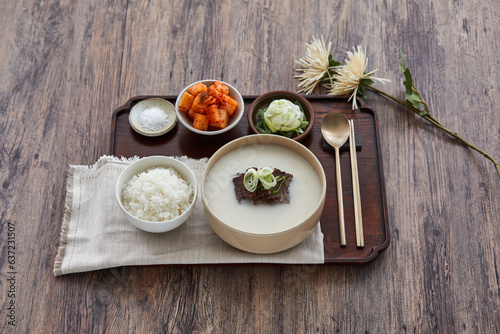 흰쌀밥과 곰탕과 깍두기로 이루어진 한국의 한상 차림