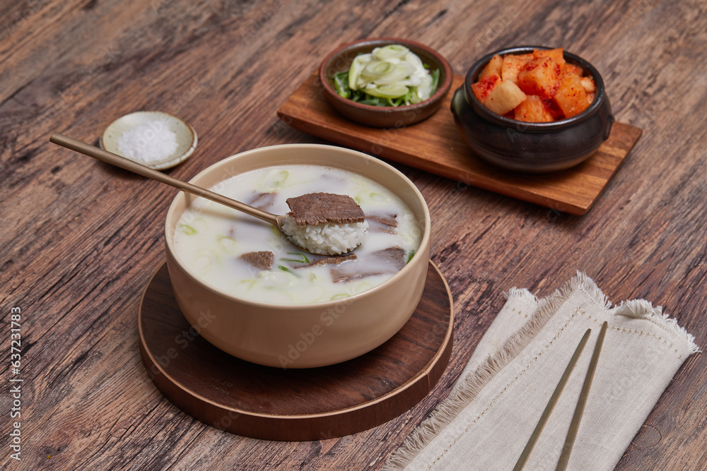 Foto de 흰쌀밥 한숟가락 위에 곰탕의 고기 한점이 얹어져있는 모습 do Stock | Adobe Stock