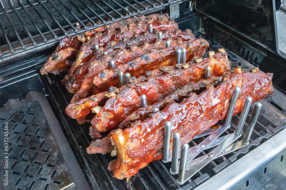 bbq grill gas holzkohle spare ribs im gitter sauce geräuchert in szene gesetzt 