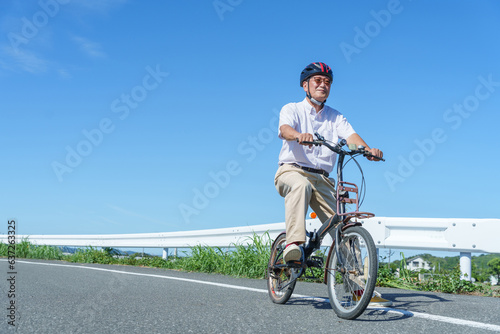 自転車に乗るシニア男性